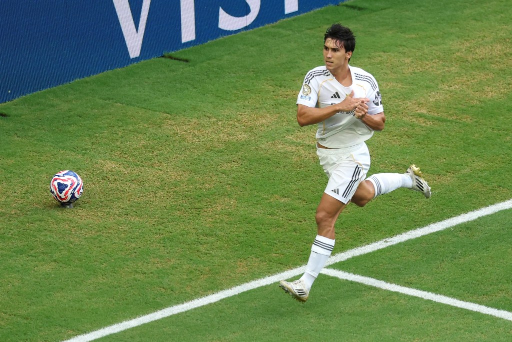 Real Madrid forward Gonzalo García leaps to head in the winning goal from Trent Alexander‑Arnold’s precise cross, securing a 1‑0 Club World Cup Round‑of‑16 victory over Juventus at Miami’s Hard Rock Stadium and booking a quarter‑final spot.